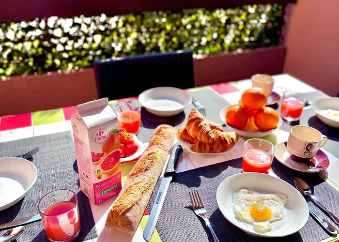 Et Sa Jolie Terrasse Saint Clair, A Deux Pas De La De St Clair, Au Calme, équipé, Clim, Wifi Fibre, Tv Connectée, Lave Linge, Lave Vaisselle, Place De Parking Et Plus, Serviettes Et Draps Fournis Le Lavandou